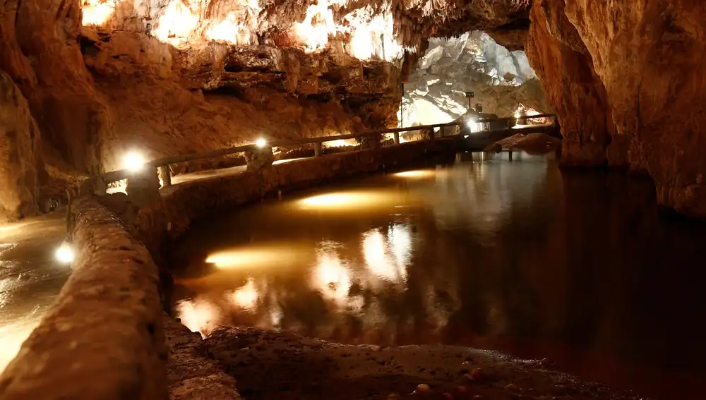 Interior de la cueva de Valporquero