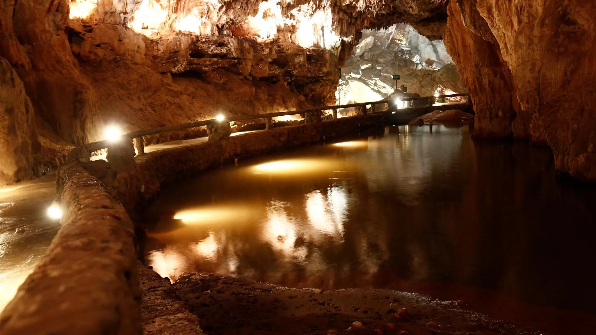 Interior de la cueva de Valporquero