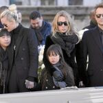 De izda. a dcha., la viuda, Leticia, e hijos de Hallyday: Jade, Joy, Laura y David