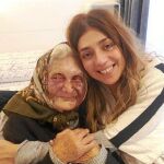 Flor, junto a una de las personas que le han ayudado tras la agresión, ayer en el hotel en el que está durmiendo
