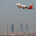 Un avión de Iberia despega del aeropuerto de Barajas