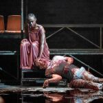 3.000 litros de sangre envuelven el montaje de la Royal Shakespeare Company de «La duquesa de Malfi», de John Webster