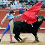 Climent dando un pase de pecho. Foto: Efe