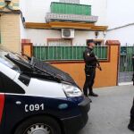 Agentes de la Policía Nacional registras la casa en Sevilla del detenido en Marruecos. (Foto: Manuel Olmedo)