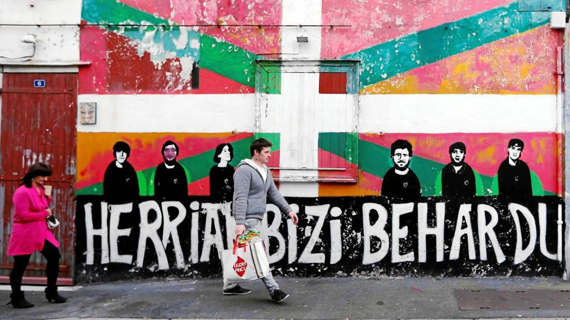 Las pintadas y pancartas han aumentado para convertirse de nuevo en parte del paisaje habitual del País Vasco