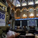 Vista general de un panel de la Bolsa que muestra el desarrollo del IBEX 35, principal indicador de la Bolsa española