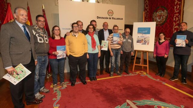 Foto de familia de Jesús Julio Carnero, con miembros de Asprona, tras la presentación de la publicación sobre la historia de la Marcha