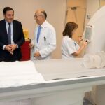 El consejero de Sanidad, Antonio María Sáez Aguado, en compañía de Juan Carlos García, responsable de Siemens; Alfonso Montero, gerente del hospital; y Gabriel Fernández, jefe de servicio de radiodiagnóstico, conoce el nuevo TAC del Hospital Universitario Río Hortega de Valladolid