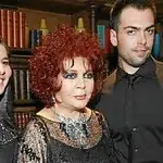 Sara Montiel junto a sus hijos, Thais y Zeus