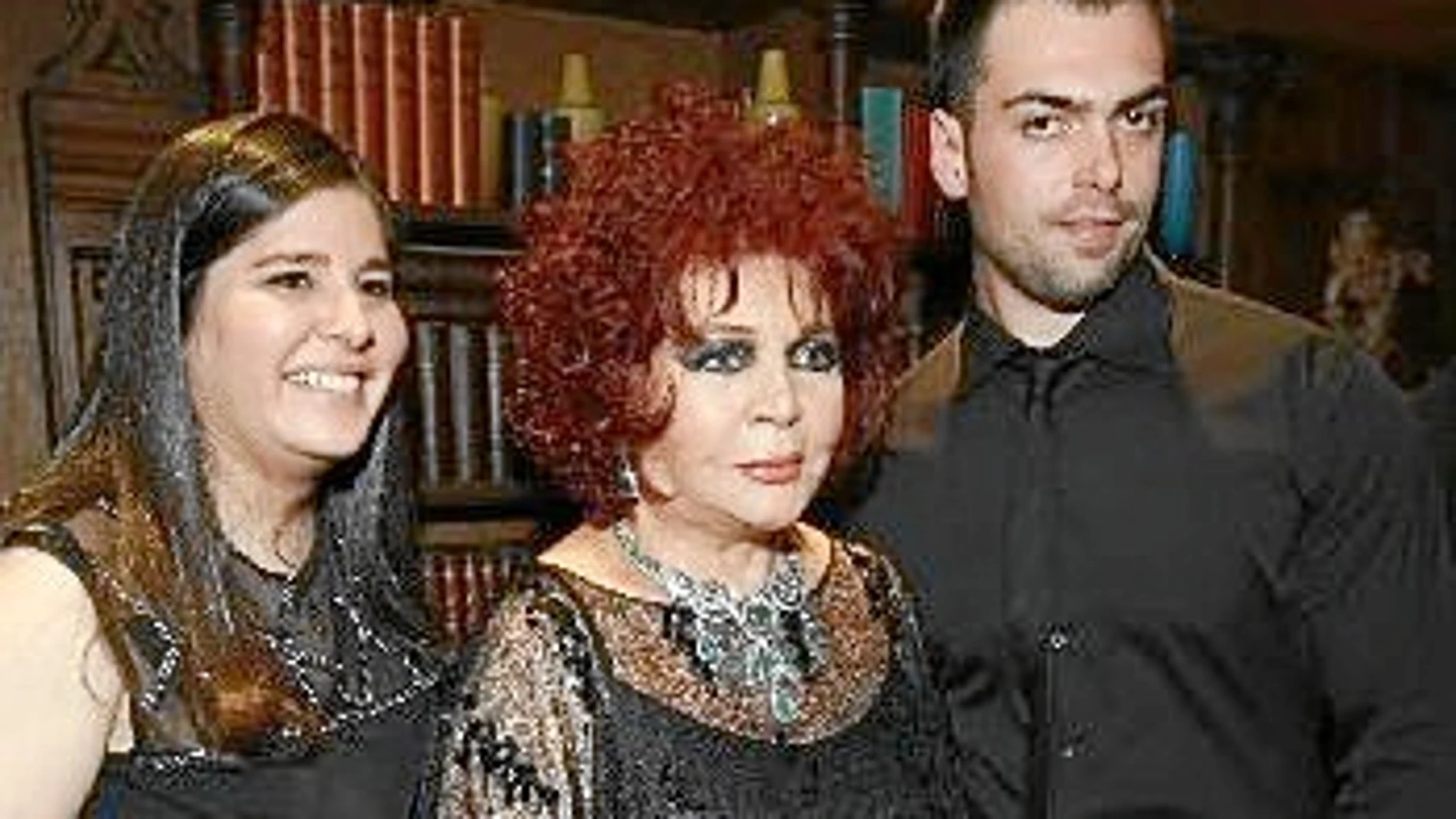 Sara Montiel junto a sus hijos, Thais y Zeus
