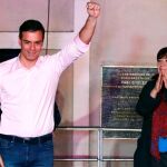Pedro Sánchez, acompañado por su mujer, María Begoña Gómez, Carmen Calvo (i) y Adriana Lastra, durante la celebración de los resultados electorales en la sede del PSOE. EFE/Javier López