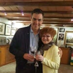 Mari Ly Izco en una imagen con Pedro Sánchez