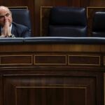 La reforma legal emprendida por el departamento de Luis de Guindos afecta por igual a altos cargos y a ex altos cargos