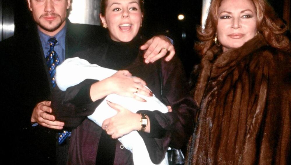 Rocío se casó con Antonio David con 18 años; seis meses y medio después, ya con 19, tuvo a su primera hija e hizo abuela a la Jurado con 50