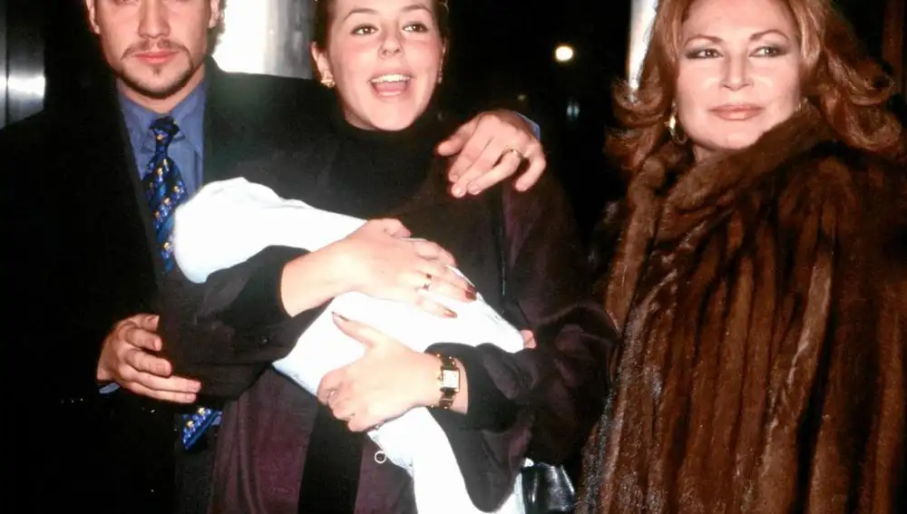 Rocío se casó con Antonio David con 18 años; seis meses y medio después, ya con 19, tuvo a su primera hija e hizo abuela a la Jurado con 50