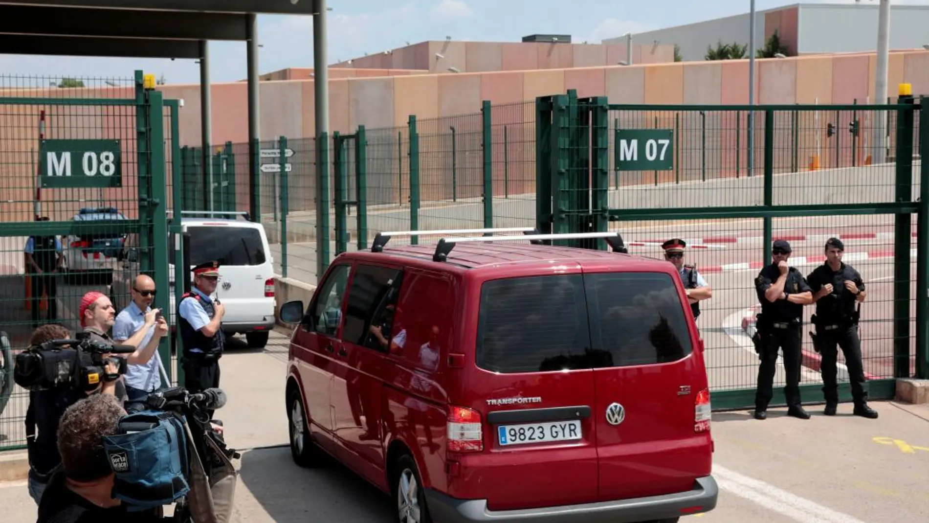 Los exconsellers de Presidència, Jordi Turull; Interior, Joaquim Forn; y Territorio, Josep Rull, en el momento de su ingreso en la cárcel barcelonesa de Lledoners / Foto: Efe