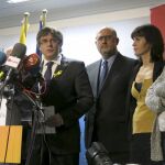 Carles Puigdemont, acompañado por miembros de su candidatura, durante la rueda de prensa en Bruselas en Bélgica