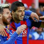 Messi y Suárez celebran uno de los goles del Barcelona
