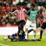 El delantero del Athletic de Bilbao Iñaki Williams (2i) marca el tercer gol del equipo ante el portero del Racing de Santander