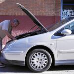 Una de las víctimas de este robo (le quitaron dos baterías en un mes) muestra la palanca por donde se abre el capó y el mecanismo que sujeta la batería al chasis del coche, que se parte sin herramienta