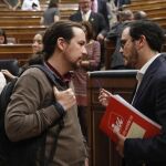 El secretario general de Podemos, Pablo Iglesias, conversa con el líder de IU, Alberto Garzón / Foto: Efe