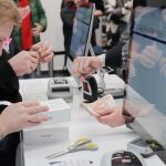 Algunos de los primeros clientes en comprar los nuevos modelos de iPhone, esta vez en Moscú