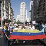 Participantes en la manifestación celebrada hoy en Madrid entre la Plaza de España y Ópera.