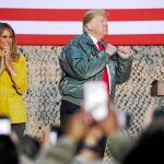 El presidente de EE UU y su esposa Melania saludan a las tropas de la base aérea de Al Asad, en Irak, que visitaron por sorpresa ayer / Reuters