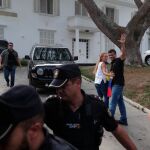 El líder opositor Leopoldo López (d), junto a su esposa, Lilian Tintori, al llegar a la residencia del embajador español en Caracas