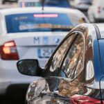 Un vehículo VTC detrás de un taxi