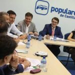 La directiva del PP, Alfonso Fernández Mañueco, Francisco Vázquez y Raúl de la Hoz, en su encuentro con la presidenta de ATA, Soraya Mayo
