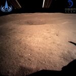 Primera instantánea de la cara oculta de la luna captada por la sonda Chang'e 4. Administración Espacial Nacional China