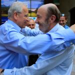 Alfredo Pérez Rubalcaba y Alfonso Guerra en 2016/Zipi/Efe