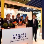El presidente murciano, Fernando López Miras, ayer durante su visita a los estands regionales en la «Fruit Attraction 2018» en Madrid, donde participan 134 empresas del sector agroalimentario