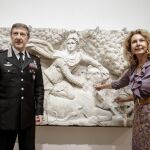 El general del comando de los carabineros para la tutela del patrimonio cultural, Fabrizio Parrulli (i), presenta en rueda de prensa un fragmento del relieve en marmol "Mitra Tauroctonos"en las Termas de Diocleciano en Roma, Italia, hoy 14 de julio de 2017.