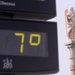 Un termómetro marcaba ayer 47 grados junto a una estatua de San Rafael en Córdoba