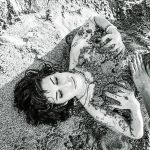 Wood retrató a su amiga mientras jugaba en la arena en Cariblue Beach, Santa Lucía, a comienzos de 2009