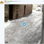 Una espectacular riada atraviesa la Puerta del Cambrón en Toledo