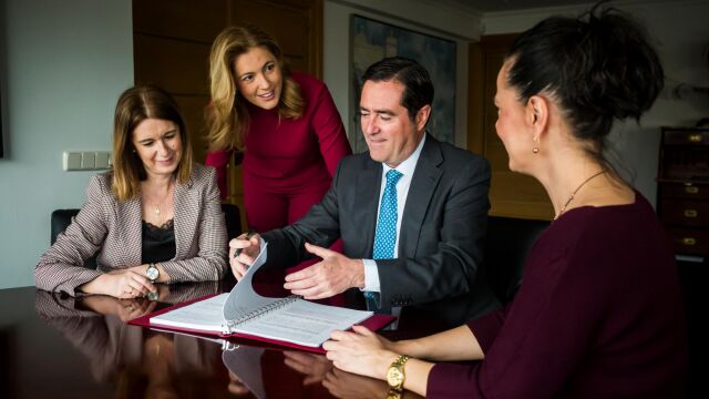 El presidente de la CEOE, Antonio Garamendi, junto a parte de su equipo