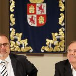 El consejero de Educación, Fernando Rey, junto a Pedro Alonso Gil