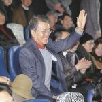El presidente surcoreano, Moon Jae In, saluda al público tras la proyección de una película en Seúl