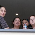 Varias familias de etnia gitana ocupan en la localidad salmantina de Béjar unas viviendas deshabitadas de la Junta situadas en la calle Víctor Gorzo.