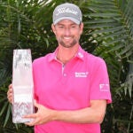 Webb Simpson con el trofeo