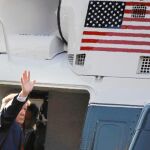 El presidente Trump saluda antes de subirse al helicóptero Marine One que le llevó a la base aérea de Andrews