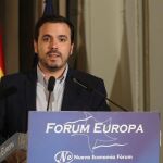 El coordinador general de IU, Alberto Garzón, durante su participación en un desayuno informativo del Fórum Europa celebrado hoy / Foto: Efe
