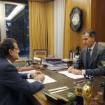 El Rey Felipe VI y el presidente del Gobierno, Mariano Rajoy, durante un habitual despacho en el Palacio de la Zarzuela