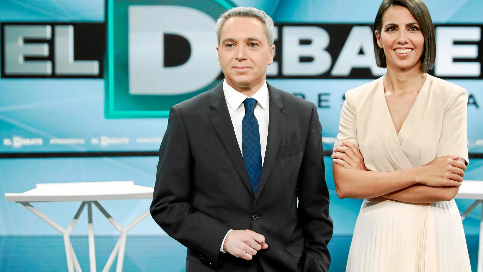 Vicente Vallés y Ana Pastor en el plató donde se celebró «El debate decisivo». Foto: Luis Díaz