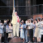 Una imagen de la puesta en escena de «L’elisir d’amore» que llega al coliseo barcelonés.