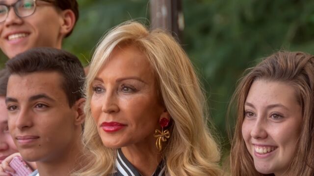 Carmen Lomana con unos fans en Valladolid