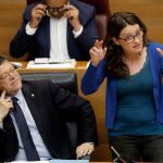 Efe/ J. C. Cárdenas. El presidente de la Generalitat, Ximo Puig, junto a la vicepresidenta Oltra en la sesión de control de Les Corts celebrada ayer.
